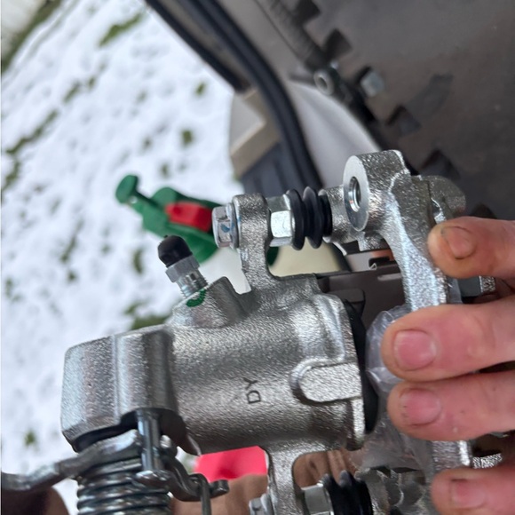 Brake Caliper for Hyundai Tiburon right rear - Picture 4 of 4